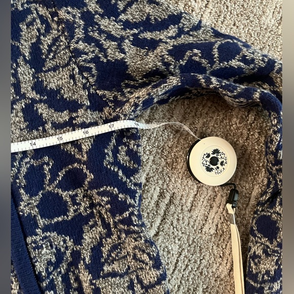 Beautiful brocade look knit sweater. - Picture 7 of 7